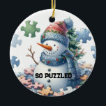 Adorno De Cerámica El cerebro frena el rompecabezas de Snowman<br><div class="desc">Los hombres de nieve tienen sus propios talentos únicos; uno de ellos lucha con un congelamiento cerebral mientras intenta armar piezas de rompecabezas. Este adorno de árbol de vacaciones presenta una escena caprichosa de un muñeco de nieve con brazos de ramera, rodeado de piezas de rompecabezas. Un poco de humor...</div>