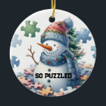 Adorno De Cerámica El cerebro frena el rompecabezas de Snowman<br><div class="desc">Los hombres de nieve tienen sus propios talentos únicos; uno de ellos lucha con un congelamiento cerebral mientras intenta armar piezas de rompecabezas. Este adorno de árbol de vacaciones presenta una escena caprichosa de un muñeco de nieve con brazos de ramera, rodeado de piezas de rompecabezas. Un poco de humor...</div>
