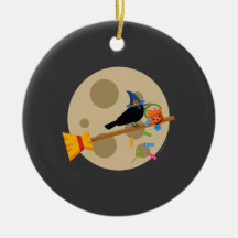 El cuervo de la bruja en una habitación que esparc