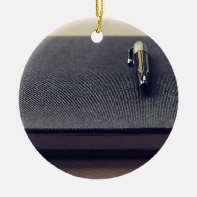 Adorno De Cerámica El diario temático, una pluma descansa sobre BO (Frente)