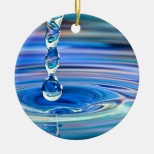 Adorno De Cerámica El fluir claro de los descensos del agua azul