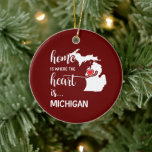 Adorno De Cerámica El hogar de Michigan es donde está el corazón<br><div class="desc">El hogar de Michigan es donde está el corazón - en escritura mixta y fuente blanca en mayúsculas con la silueta de los límites del estado y un corazón rojo. Se pone sobre Navidades rojos. Personalice un lado con su nombre o mensaje en el tipo de letra del guión blanco....</div>