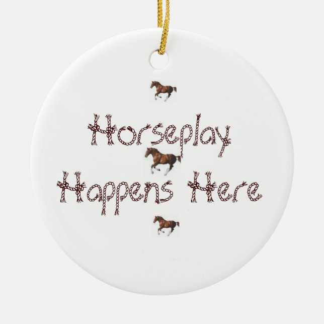Adorno De Cerámica El Horseplay sucede aquí (Frente)