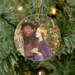 Adorno De Cerámica El largo compromiso de Arthur Hughes, el arte vint<br><div class="desc">El Largo Compromiso (originalmente titulado Orlando) (1854-1859) de Arthur Hughes es un bello retrato de amor y romance victoriano de arte previoleta. El título se refiere a las convenciones sociales de la clase media de la época, en particular el hecho de que los padres de un chica contratado por un...</div>