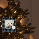 Adorno De Cerámica El mejor regalo de abuelo con foto de color azul y<br><div class="desc">Este regalo para el abuelo de Blue and Black Plaid es una manera única y atenta de mostrar tu aprecio y amor por tu abuelo. El marco está hecho de una tela de manta azul y negra de alta calidad que le da un ambiente rústico y encantador. Las palabras "Mejor...</div>