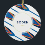 Adorno De Cerámica El nombre personalizado tiene Navidades modernos<br><div class="desc">Entra en tu árbol con este moderno adorno de temática náutica con sus remos en vivos azules,  verdes y corales. Personalizar con un mensaje o nombre de su elección y año.</div>