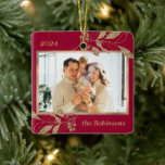 Adorno De Cerámica El oro deja a la familia con fotos de Navidades ro<br><div class="desc">Moderna y elegante caligrafía Collage de fotos familiar rojo y dorado Feliz Guión navideño Ornamento cerámico. Esta festividad de la foto Ornament presenta un bonito de hojas de oro botánico dorado faux con bayas, nombre familiar y año en oro con fondo de color rojo. Buen placer para tu familia y...</div>