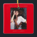 Adorno De Cerámica El oro rojo moderno moro y la foto casada<br><div class="desc">Ornamento minimalista de nevadas sobre tu foto personalizada,  fuente moderna sans serif y fondo de diseño de copos de nieve en la parte trasera con Navidades personalizados año tras año. El adorno de cerámica fotográfica es totalmente personalizable.</div>