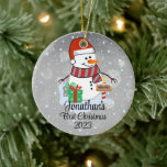 Adorno De Cerámica El primer color moderno de muñeco de nieve lindo d<br><div class="desc">Un peculiar adorno navideño con un adorable muñeco de nieve rodeado de delicados copos de nieve. Personalizar con el nombre de su hijo y el año por un toque personalizado que capta la alegría de la temporada. Use el botón "Personalizar" para personalizar a su gusto.</div>
