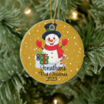 Adorno De Cerámica El primer gorra negro de snowman lindo en Navidad<br><div class="desc">Un peculiar adorno navideño con un adorable muñeco de nieve rodeado de delicados copos de nieve. Personalizar con el nombre de su hijo y el año por un toque personalizado que capta la alegría de la temporada. Use el botón "Personalizar" para personalizar a su gusto.</div>