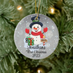 Adorno De Cerámica El primer gorra negro de snowman lindo en Navidad<br><div class="desc">Un peculiar adorno navideño con un adorable muñeco de nieve rodeado de delicados copos de nieve. Personalizar con el nombre de su hijo y el año por un toque personalizado que capta la alegría de la temporada. Use el botón "Personalizar" para personalizar a su gusto.</div>