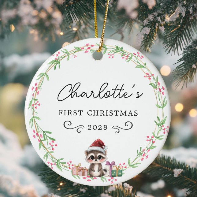 Adorno De Cerámica El primer mapache navideño y estridente del bebé (Personalized, Baby's First Christmas–Rustic Wreath, Baby Raccoon with Santa Hat Ceramic Ornament)