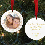 Adorno De Cerámica El primer marco de flores de oro de la foto de Nav<br><div class="desc">Ornamento fotográfico personalizado con el texto de su personalizado en la parte posterior. El texto de la muestra dice "Nuestra primera Navidad como Sr. y Sra. [su apellido]" seguido de "[sus nombres y año]". La plantilla está preparada para que usted sea personalizar y, por ejemplo, usted podría cambiar la redacción...</div>