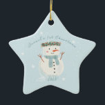 Adorno De Cerámica El primer muñeco de nieve y copo de nieve de Navid<br><div class="desc">🎄 Echa un vistazo a nuestro reconfortante diseño de adorno navideño, destacando bellamente a un muñeco de nieve de acuarela pintado a mano en medio de una danza de suaves copos de nieve. Hay un rincón acogedor para que puedas personalizar con el nombre de tu bebé y mostrar una foto...</div>