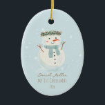 Adorno De Cerámica El primer muñeco de nieve y copo de nieve de Navid<br><div class="desc">🎄 Echa un vistazo a nuestro reconfortante diseño de adorno navideño,  destacando bellamente a un muñeco de nieve de acuarela pintado a mano en medio de una danza de suaves copos de nieve. ❄️ ⛄ 🌟</div>