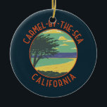 Adorno De Cerámica El retro de Carmel-by-the-Sea California con probl<br><div class="desc">Carmel by the Sea en un estilo de arte vectorial. Carmel-by-the-Sea es una pequeña ciudad de playa en la península de Monterey,  California. Es conocido por los museos y la biblioteca de la histórica Misión Carmel.</div>