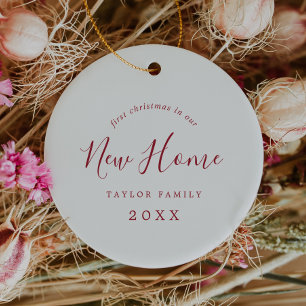 Adorno De Cerámica El rojo mínimo de la primera Navidad en nuestra nu