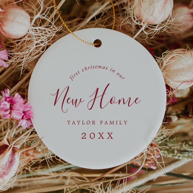 Adorno De Cerámica El rojo mínimo de la primera Navidad en nuestra nu (Minimal Red First Christmas In Our New Home Photo Ceramic Ornament)