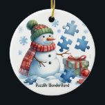 Adorno De Cerámica El rompecabezas de Snowman es la tierra de las mar<br><div class="desc">Los hombres de nieve tienen sus propios talentos únicos; uno de esos hombres de nieve está maravillado mientras intenta armar piezas de rompecabezas. Este adorno de árbol de vacaciones presenta una escena caprichosa de un muñeco de nieve con brazos de ramas, vestido para impresionar con piezas de rompecabezas a su...</div>