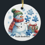 Adorno De Cerámica El rompecabezas de Snowman es la tierra de las mar<br><div class="desc">Los hombres de nieve tienen sus propios talentos únicos; uno de esos hombres de nieve está maravillado mientras intenta armar piezas de rompecabezas. Este adorno de árbol de vacaciones presenta una escena caprichosa de un muñeco de nieve con brazos de ramas, vestido para impresionar con piezas de rompecabezas a su...</div>