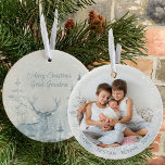 Adorno De Cerámica Elegante bosque de invierno y Stag foto personaliz<br><div class="desc">¡Ornamento de Navidad fotográfico que puedes personalizar para la Gran Abuela o para cualquier otra persona! El diseño tiene una elegante acuarela a un lado de un bosque de pinos de invierno y un escenario. El otro lado tiene su foto y sus nombres u otro texto personalizado. La plantilla de...</div>