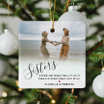 Adorno De Cerámica Elegante cita personalizada de Personalizados y fo<br><div class="desc">Un gran regalo de hermandad que incluye una foto tuya y de tu hermana, un overlay blanco que incluye el texto 'hermanas' en un elegante guión de caligrafía, una cita de hermandad dulce que se puede personalizar fácilmente, un lindo corazón rojo que se puede cambiar a cualquier color y a...</div>