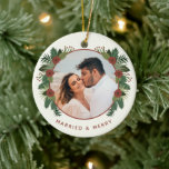 Adorno De Cerámica Elegante Floral 2 foto casada primera Navidad<br><div class="desc">Celebra tu primera Navidad juntos y crea un tesoro toque con este hermoso adorno de fotos! La vegetación es de invierno a mano y las flores están decoradas con colores rústicos de ladrillo rojo y varios tonos verdes sobre un fondo de marfil. Fácil de personalizar, con fotos y plantillas de...</div>
