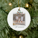 Adorno De Cerámica Elegante foto tradicional del arco rojo<br><div class="desc">Elegante estilo moderno tradicional arco rojo multi script y tipografía de serif Feria de Navidad Festividad decoración de casa adorno.</div>