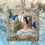 Adorno De Cerámica Elegante mariposa azul Navidades Quinceanera Foto<br><div class="desc">Hermosas mariposas azules personalizadas / adorno navideño personalizado es versátil para elegantes temas quinceanera azules. Las mariposas azules alrededor del marco decorativo de la foto pueden ser fácilmente redimensionadas y reposicionadas en este regalo conmemorativo. Un keepsake vintage verde,  beige y marrón para los Navidades o para los 15 años.</div>