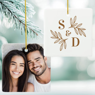 Adorno De Cerámica Elegante monograma de boda con hojas verdes