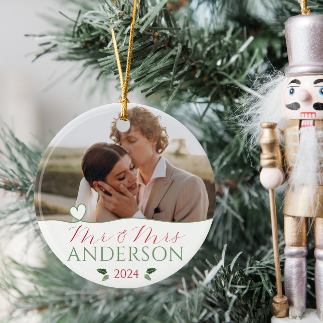 Adorno De Cerámica Elegante, nuestros primeros Bodas de Navidad casad (Elegant Our First Christmas as Mr & Mrs personalized name wedding photo round ornament 2024 gift)