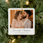 Adorno De Cerámica Elegante primera Navidad como foto de marido y muj<br><div class="desc">Una elegante caligrafía romántica y un diseño moderno para este regalo de ornamento fotográfico. Para personalizar con tu foto favorita de pareja. También puede cambiar fácilmente el color del tipo de letra a su gusto. Perfecto para celebrar tu Primera Navidad como recién casados o como pareja.</div>