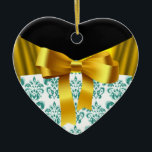 ADORNO DE CERÁMICA ELEGANTE VERDE AZULADO BLANCO DAMASK ORO RIBBON MO<br><div class="desc">Elegante monograma cardíaco con flores blancas adamascadas azul acuático y arcos dorados amarillos para Navidades vacaciones,  El día de San Valentín,  aniversario,  boda,  salvar la fecha,  compromiso romántico,  duchas de novias.</div>