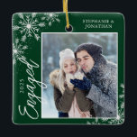 Adorno De Cerámica Elegantes Navidades comprometidos Snowflakes Green<br><div class="desc">Este adorno navideño cuadrado es un regalo perfecto para la pareja recién casada. El diseño presenta un marco fotográfico con texto escrito a mano "Engaged" (Involucrado) y se acentúa con copos de nieve grises claros sobre un fondo verde oscuro. Personaliza con una foto de la pareja, sus nombres y año....</div>