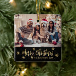 Adorno De Cerámica Elegantes Navidades de fotografía en negro y oro c<br><div class="desc">Moderno y elegante guión de copo de nieve Fotos en color negro y oro Fotos de navidad Guión navideño Ornamento de cerámica navideña. Incluye una) plantilla de fotos "Feliz Navidad" texto. El texto de bienvenida de "Feliz Navidad" está escrito en un hermoso guión corto con letras a mano y en...</div>
