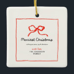 Adorno De Cerámica Elegantes Navidades tradicionales del arco rojo<br><div class="desc">Elegante estilo moderno tradicional arco rojo multi script y tipografía serif Feliz Navidad navidad decoración de regalo mug.</div>