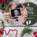 Adorno De Cerámica Embarazo Feliz Navidad bebé ultrasonido foto<br><div class="desc">Moderno y gracioso voy a ver tu pronto guión,  huellas y el recién nacido de los corazones rojos esperando el sake Feliz Navidad de la panza de mamá adorno de árbol verde oscuro con tu foto de ultrasonido personalizado.</div>