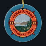 Adorno De Cerámica Emblema de brújula retro del parque nacional de fi<br><div class="desc">Diseño artístico vectorial de fiordos kenianos. El parque es un parque nacional americano que mantiene el Harding Icefield,  sus glaciares desbordantes y fiordos e islas costeras.</div>