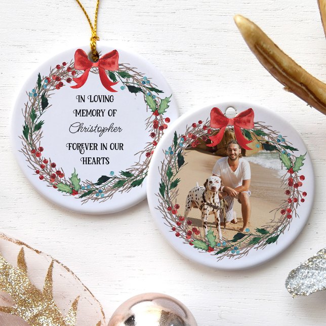 Adorno De Cerámica En amor por la memoria foto y nombre la corona rus (In loving memory ornament with traditional christmas wreath and photo)