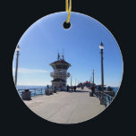 Adorno De Cerámica En el muelle, Huntington Beach, California<br><div class="desc">Ver mientras caminas por el muelle de Huntington Beach,  California. Un día soleado en noviembre de 2022.</div>