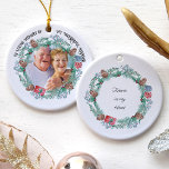 Adorno De Cerámica En La Memoria Amada Foto Pine Cone Wreath Cerámica<br><div class="desc">En el ornamento navideño de Loving Memory que puedes personalizar con tu propia foto y redacción. El diseño presenta una tipografía de estilo manuscrito y una corona de pino con vegetación de invierno, regalo, rosas y holly. La plantilla está configurada para que añadas tu imagen al frente y puedes editar...</div>