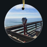 Adorno De Cerámica En Newport Pier, Newport Beach, California<br><div class="desc">Vistas sobre el muelle de Newport Beach,  California. Una hermosa mañana soleada,  pocas personas en el muelle con muchos bancos abiertos y las vistas clásicas. Foto tomada en noviembre de 2022.</div>