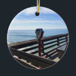 Adorno De Cerámica En Newport Pier, Newport Beach, California<br><div class="desc">Vistas sobre el muelle de Newport Beach,  California. Una hermosa mañana soleada,  pocas personas en el muelle con muchos bancos abiertos y las vistas clásicas. Foto tomada en noviembre de 2022.</div>