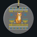 Adorno De Cerámica Encender al gato judío de Meownorah Menorah Amante<br><div class="desc">Encender al gato judío de Meownorah Menorah Amante</div>
