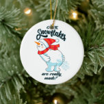 Adorno De Cerámica Engañando a Snowman cómo se hacen realmente las co<br><div class="desc">Este divertido diseño de muñeco de nieve hará cosquillas en tu hueso divertido y calentará tu corazón con una visión única de la ciencia detrás de la formación de copos de nieve. Llevando a algunas revelaciones eólicas sobre copos de nieve</div>