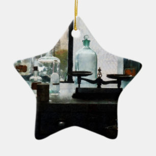 Adorno De Cerámica Equilibrio y botellas en laboratorio de química