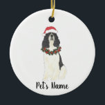 Adorno De Cerámica Español de la primavera inglesa personalizada (Tri<br><div class="desc">Haz la lista de este año con un adorno personalizado de tu flamante tricolor spaniel elf. Para los regalos más dulces,  ¡emparejételos con una impresión de arte equivalente u otro artículo de mi colección!</div>