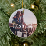 Adorno De Cerámica Esposo | Navidades sensacionalistas de Photo Keeps<br><div class="desc">Celebra tu amor y los recuerdos que has compartido con nuestro equipo de Navidades Sentimental de Fotografia para Esposos. Perfecto para honrar tu vínculo, este adorno personalizado te permite presentar una foto favorita con tu marido, lo que lo convierte en un regalo de vacaciones inolvidable. Elaborado a partir de cerámica...</div>