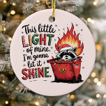 Adorno De Cerámica Esta pequeña luz del mapache de los basureros<br><div class="desc">Acepte el caos de la temporada con este único adorno navideño que presenta un mapache en un fuego festivo de basureros, acompañado de la frase "Esta pequeña luz mía, voy a dejar que brille". Perfecto para añadir humor y personalidad a su decoración de vacaciones, este adorno es una pieza memorable...</div>