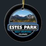 Adorno De Cerámica Estes Park Colorado Travel Art Emblem<br><div class="desc">Diseño artístico Estes Park mostrando el pueblo en el norte de Colorado. Se le conoce como base del Parque Nacional de las Montañas Rocosas.</div>